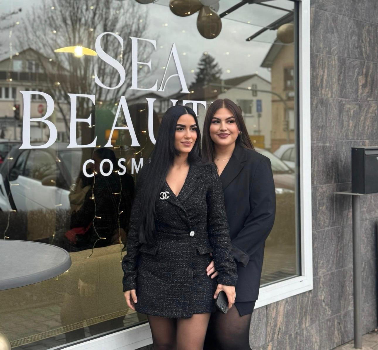 Aylin und Ezgi vor Sea Beauty Cosmetics
